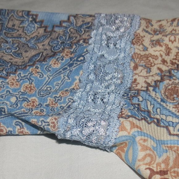 Patterned Flowy Blouse - Picture 4 of 8